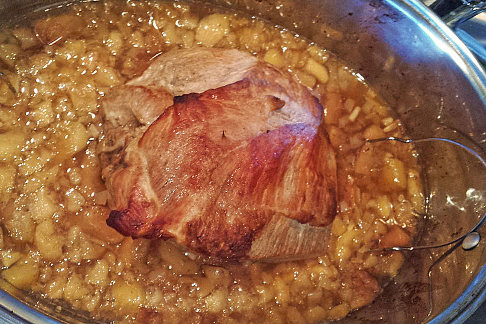 Schweinbraten mit Äpfeln - Roast Pork with Apples - aus dem Slowcooker