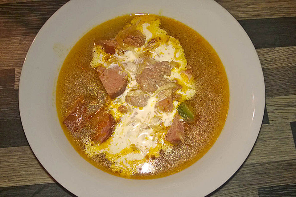 Sauerkrautsuppe mit Hackfleisch und Mettenden