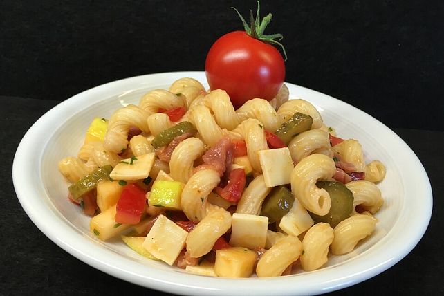 Herzhafter Nudelsalat zum Sattessen von wuestenstern| Chefkoch