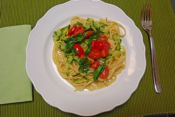 Vegetarische Spaghetti mit Zucchini, Kirschtomaten und Basilikum von ...