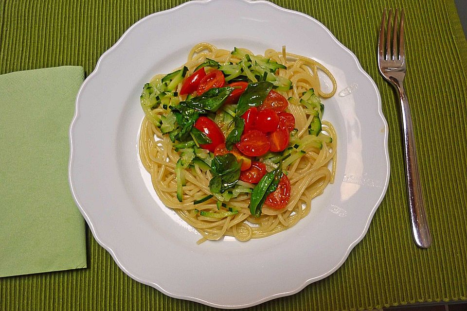 Vegetarische Spaghetti mit Zucchini, Kirschtomaten und Basilikum