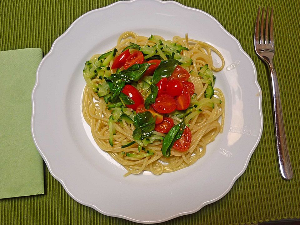 Vegetarische Spaghetti mit Zucchini, Kirschtomaten und Basilikum von ...