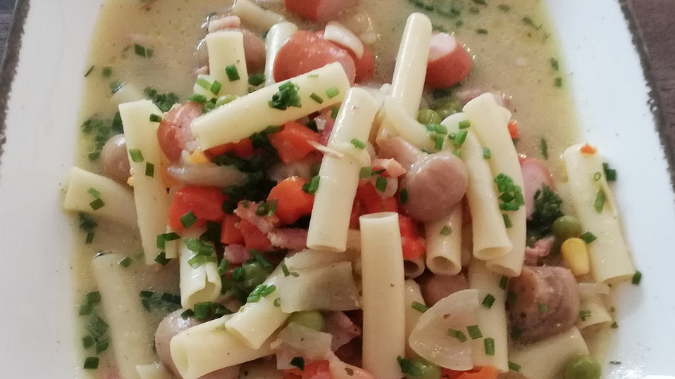 Schnelle Gemüsesuppe mit Würstchen von Annakarina