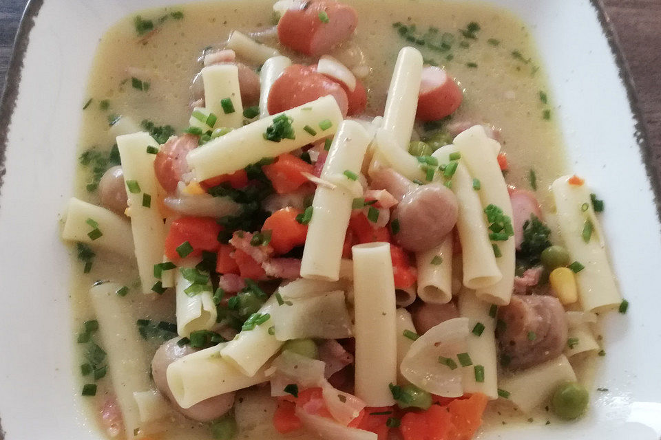 Schnelle Gemüsesuppe mit Würstchen