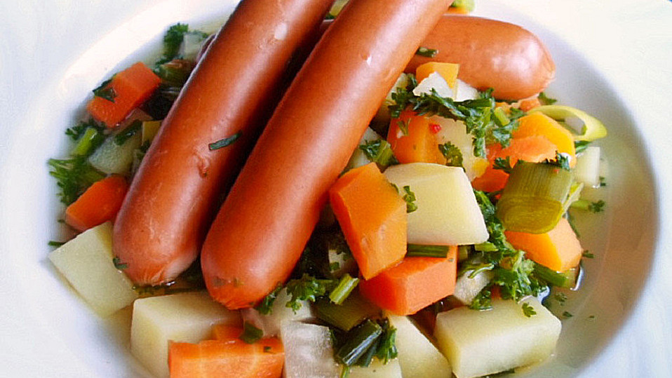 Schnelle Gemüsesuppe mit Würstchen von Annakarina