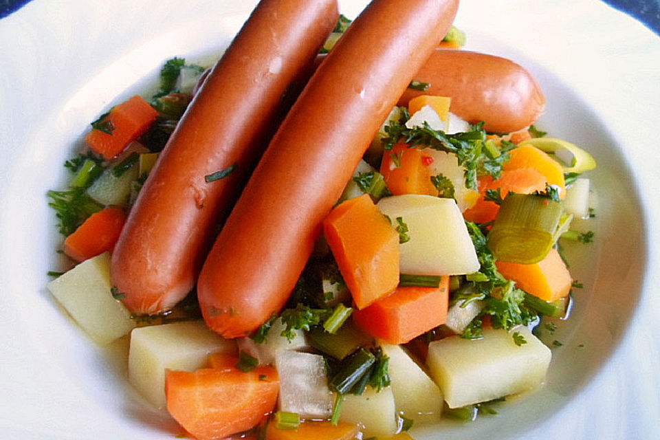 Schnelle Gemüsesuppe mit Würstchen