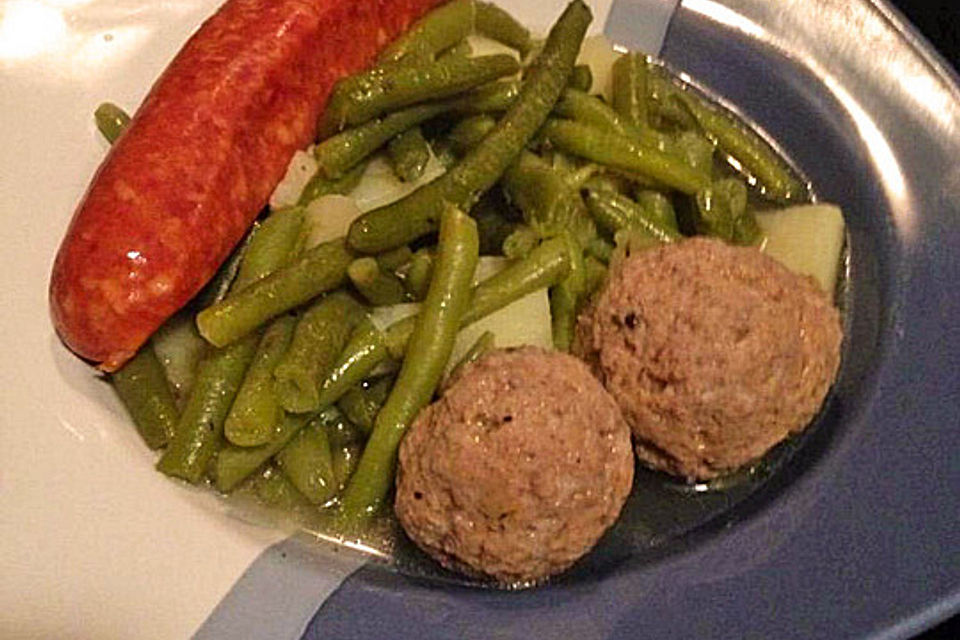 Grüne Bohnensuppe mit Häckbällchen und Mettwurst