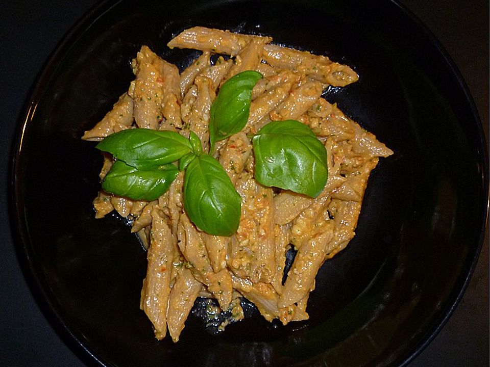 Nudeln mit Tomaten-Mandel Pesto von Caröchen| Chefkoch