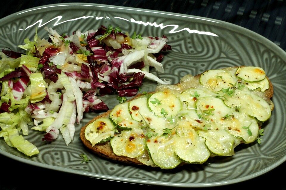 Brot mit Zucchini und Mozzarella