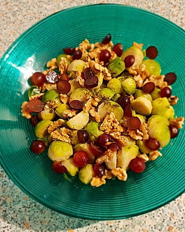 Rosenkohlsalat mit Trauben und Nüssen