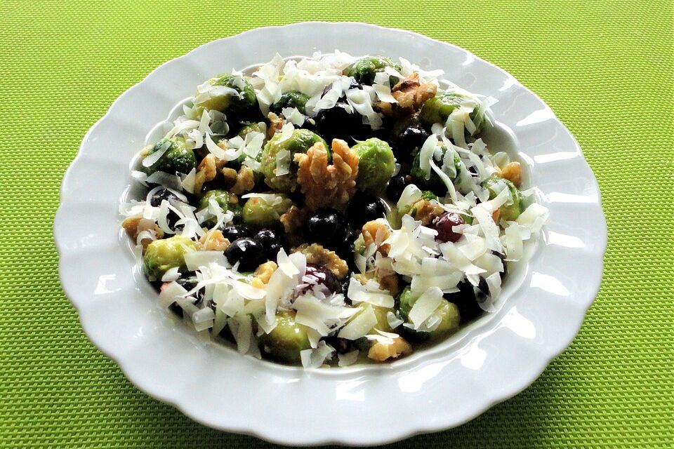 Rosenkohlsalat mit Trauben und Nüssen