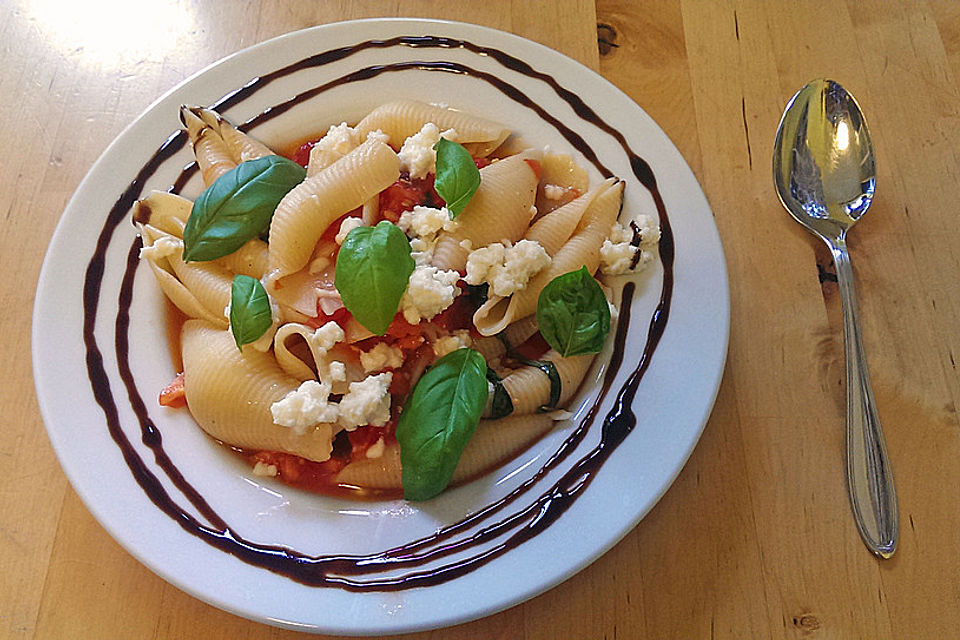 Muschelnudeln mit kalter Quetsch-Tomatensauce