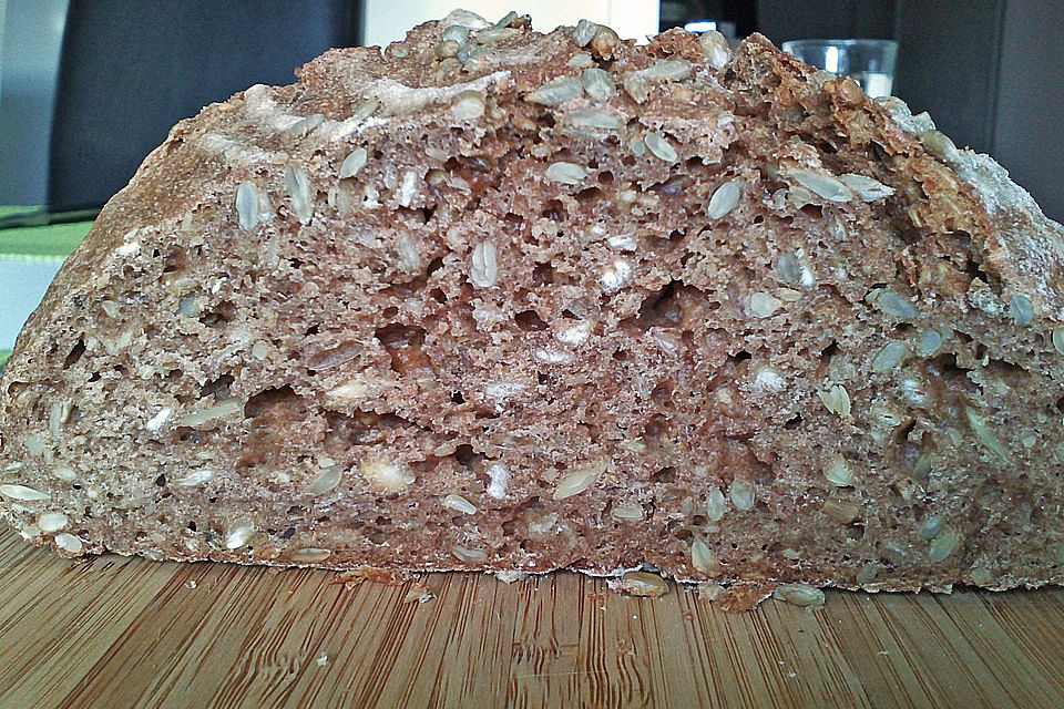 Sauerteigbrot mit Roggenschrot