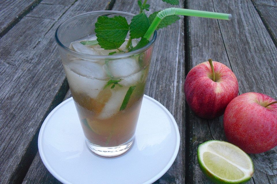 Apfel-Caipirinha mit Minze