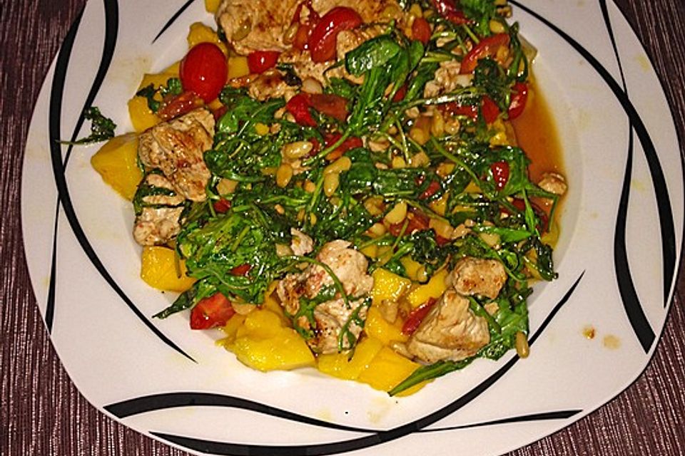 Sommersalat mit Mango, Pute und Rucola