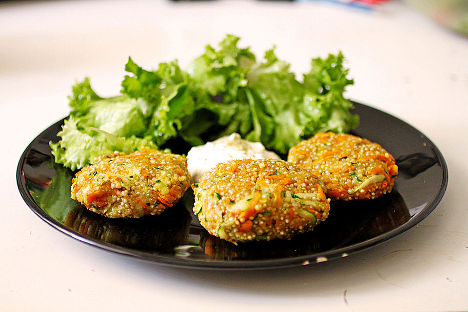 Quinoabratlinge mit Knoblauch-Sauerrahm-Sauce