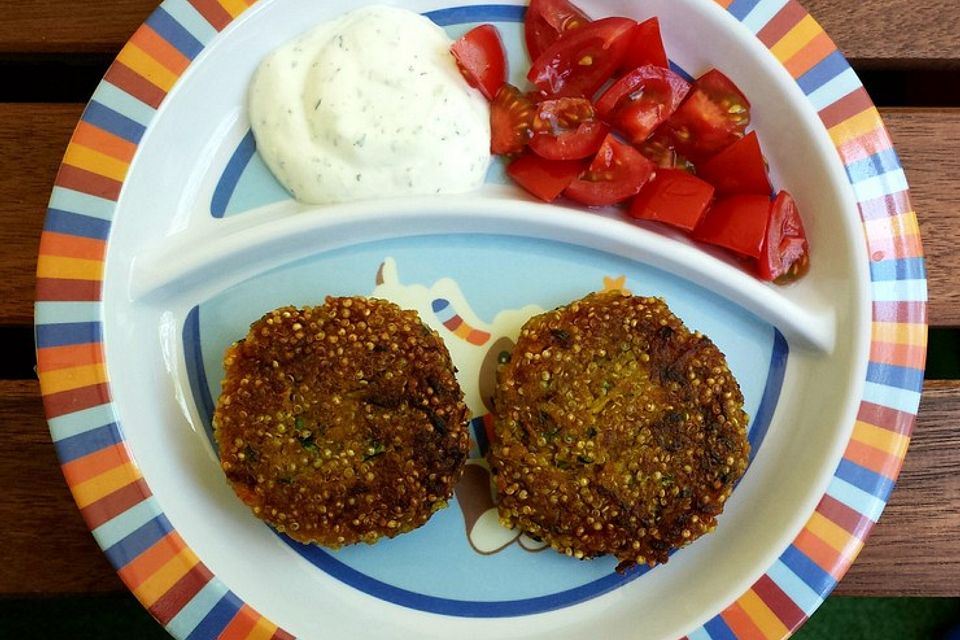 Quinoabratlinge mit Knoblauch-Sauerrahm-Sauce