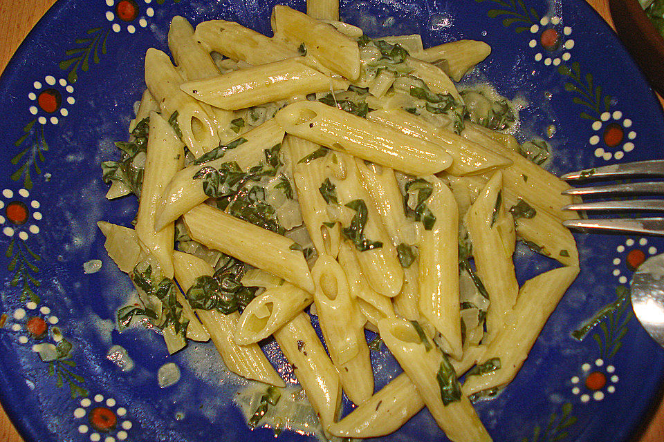 Pasta in würziger Mangoldsoße