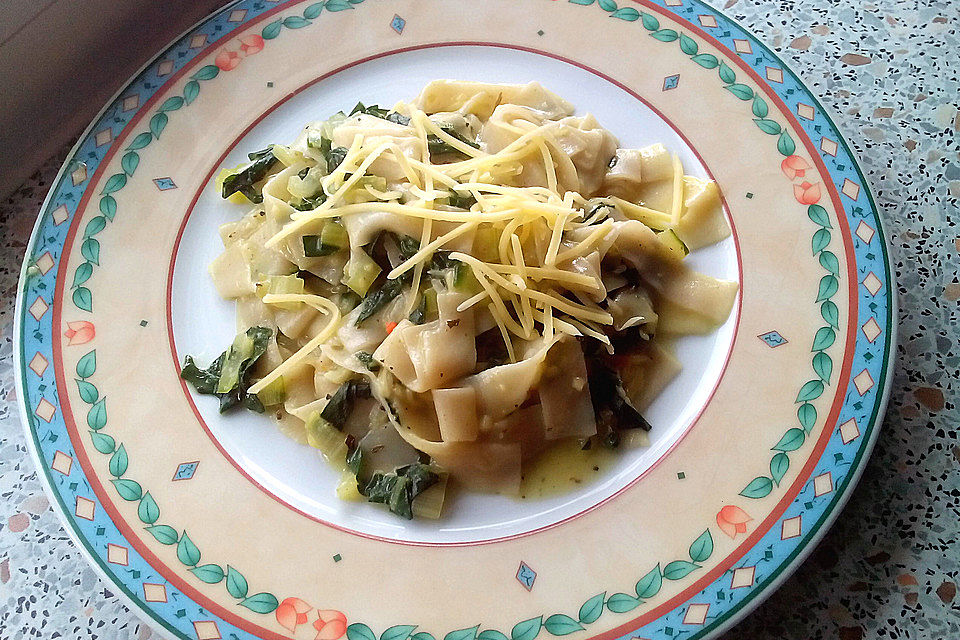 Pasta in würziger Mangoldsoße