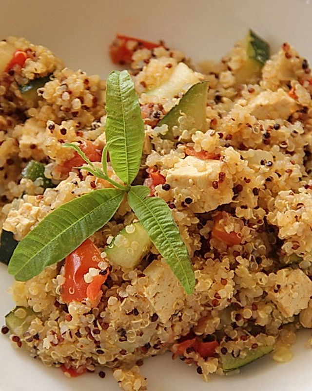 Quinoapfanne mit Gemüse und Tofu