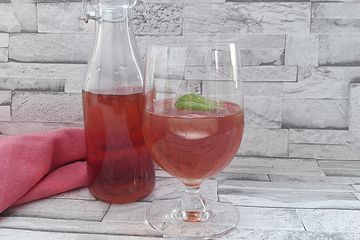 Kalter Früchtetee mit Apfelsaft und Holunderblütensirup
