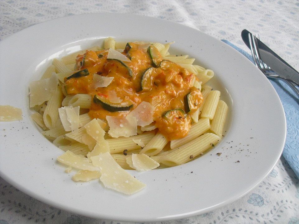 Penne in Paprika-Sahne-Soße mit Zucchini und Parmesan von Mili09| Chefkoch