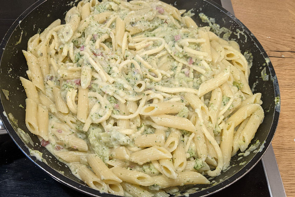 Tagliatelle mit Frischkäse-Brokkoli-Sauce