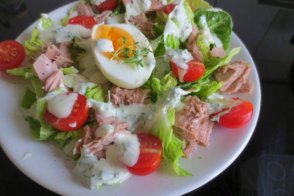 Eisbergsalat mit Thunfisch, Tomaten und Radieschen