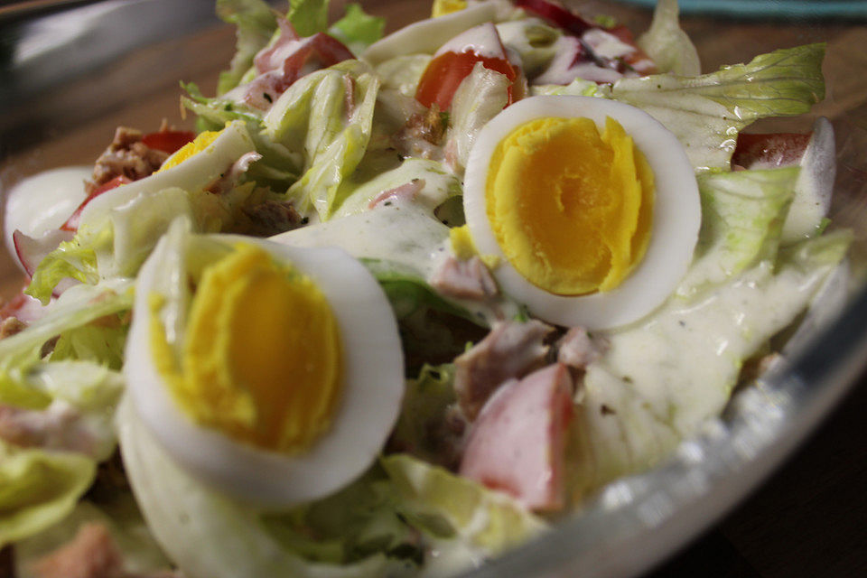 Eisbergsalat mit Thunfisch, Tomaten und Radieschen