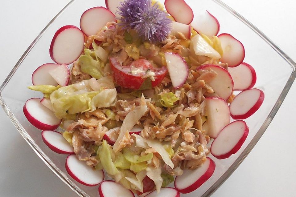 Eisbergsalat mit Thunfisch, Tomaten und Radieschen