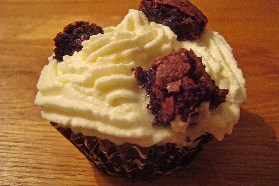 Kekskrümel-Cupcakes mit Brownie-Vanille-Topping