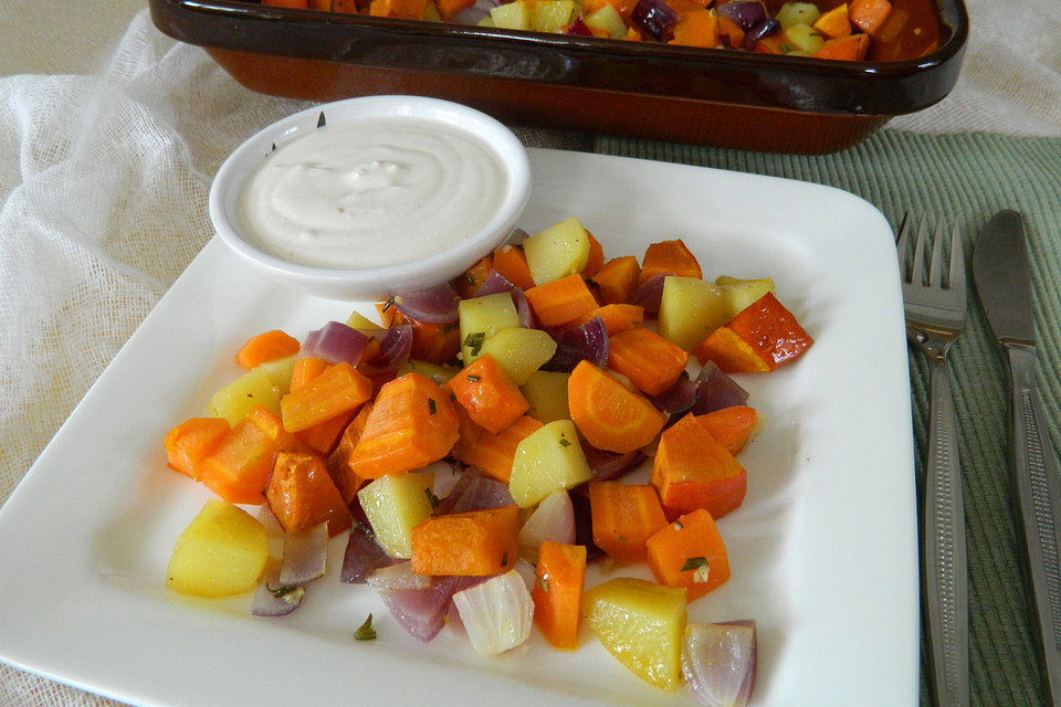 Ofengemüse mit Kürbis und Knoblauch-Paprika-Dip