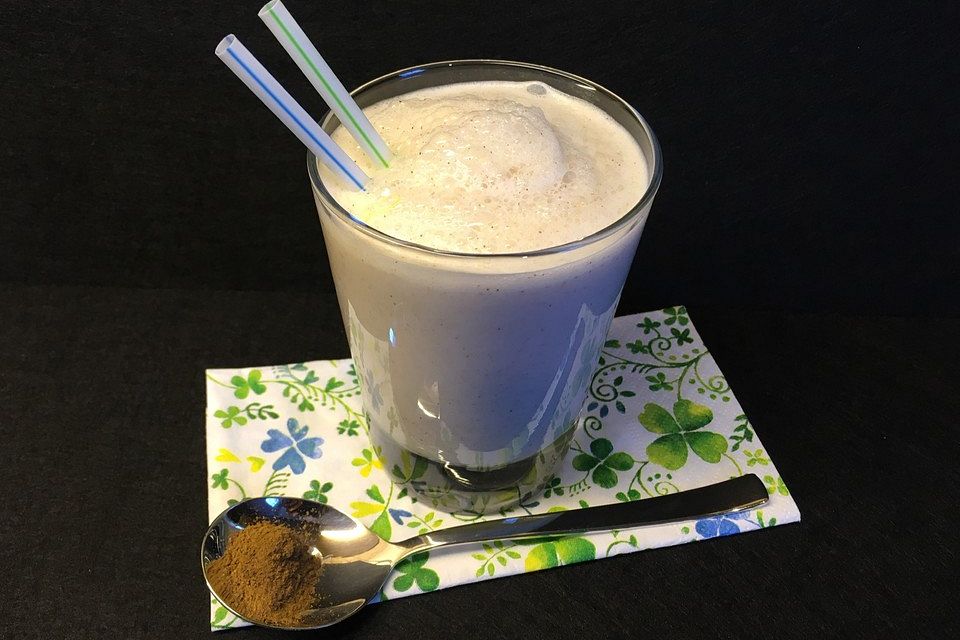 Kalorienarmer Zimt-Buttermilch-Shake