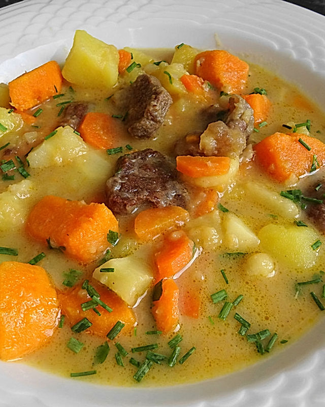 Gemüse-Fleisch-Topf: Rindergulasch mit Pastinaken, Süßkartoffeln und Möhren