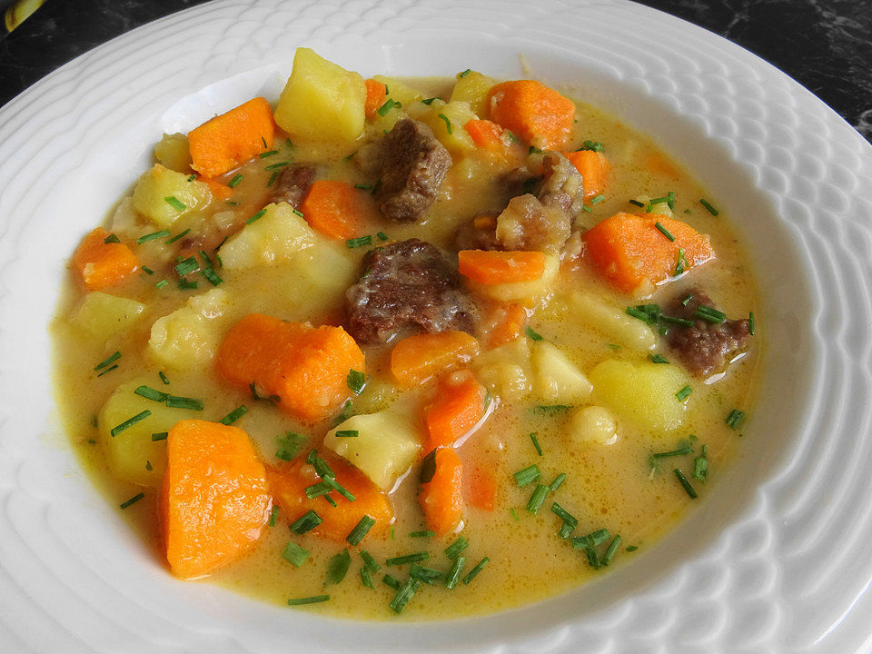 Gemüse-Fleisch-Topf: Rindergulasch mit Pastinaken, Süßkartoffeln und ...