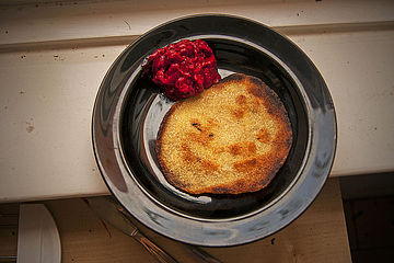 Vegane Hartweizengrieß-Pfannkuchen mit Himbeersorbet
