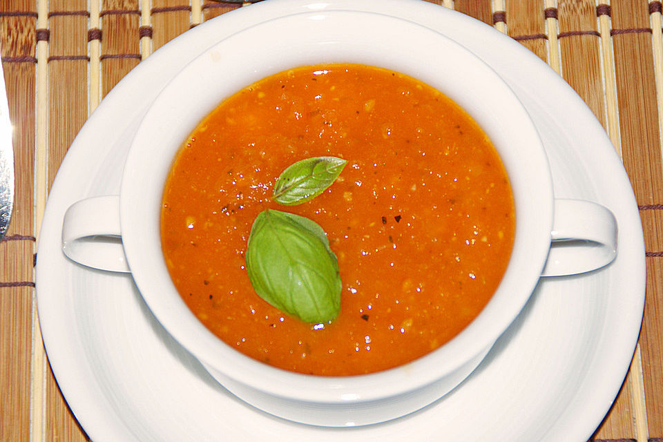 Tomatensuppe mit Büffelmozzarella