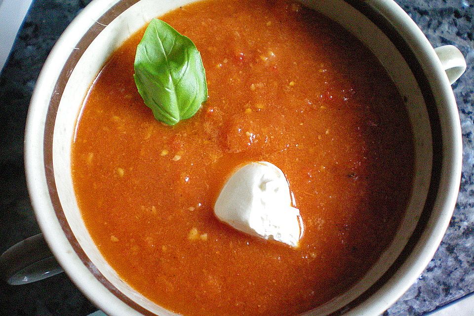 Tomatensuppe mit Büffelmozzarella