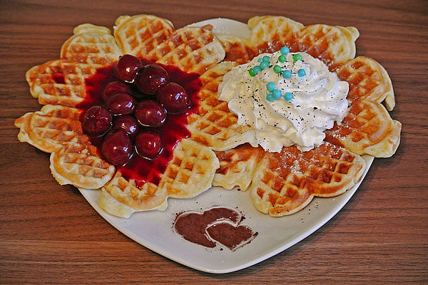 Waffeln mit heißen Kirschen und Sauerrahm von sniggle7 | Chefkoch