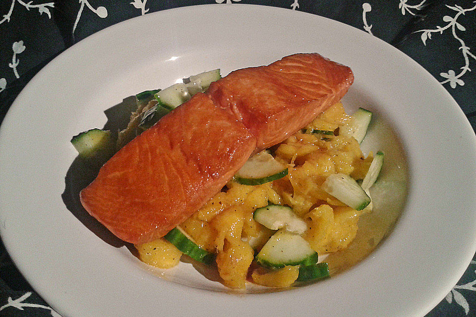 Lachs auf Mango-Gurken-Salat