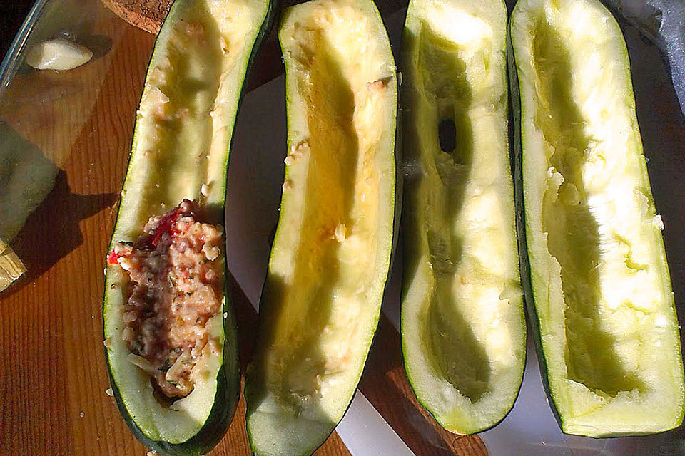 Zucchini-Schiffchen und gefüllte Tomaten