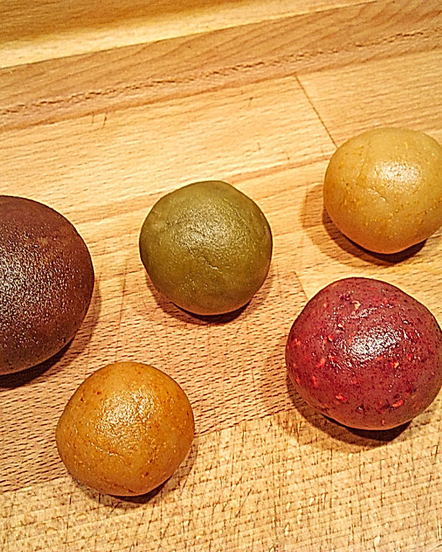 Natürlich gefärbtes Marzipan in 5 verschiedenen Farben