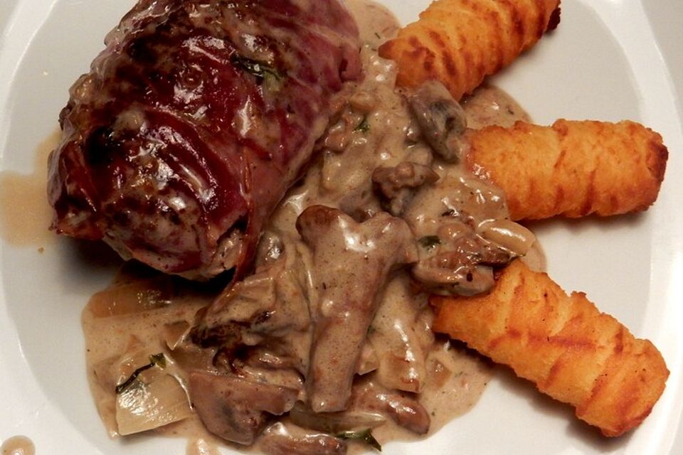 Schweinefilet im Speckmantel mit sahniger Champignon-Käsesoße