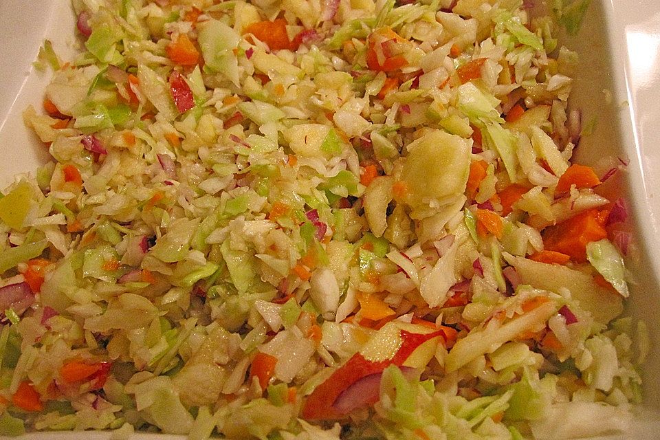 Bunter Weißkrautsalat mit Apfel