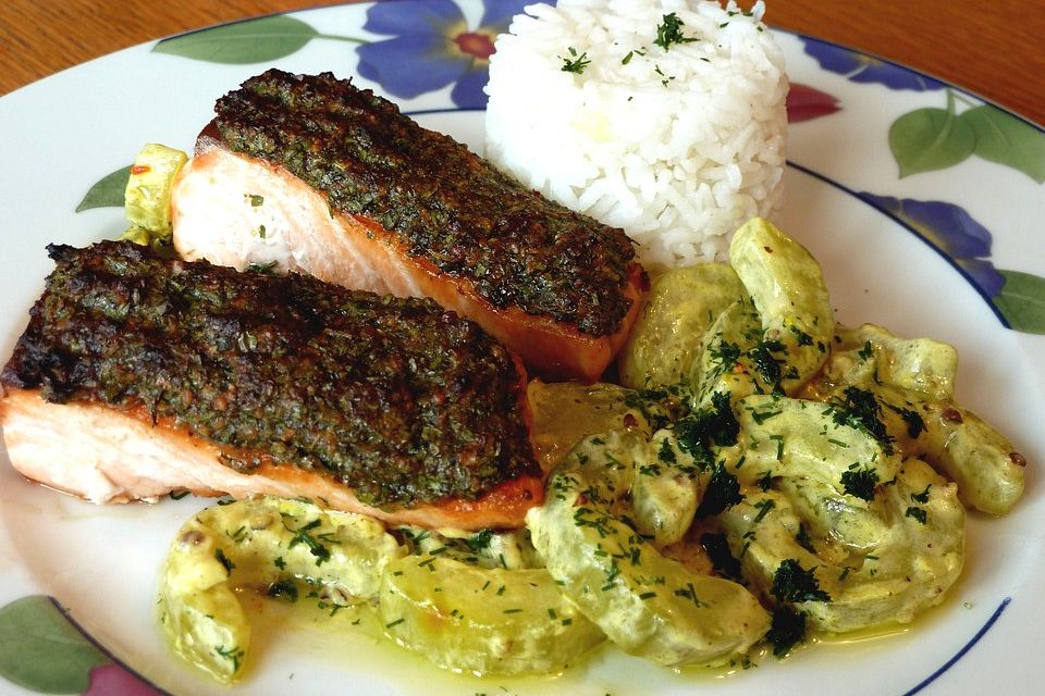 Lachsfilet mit Senfkruste und Gurkengemüse