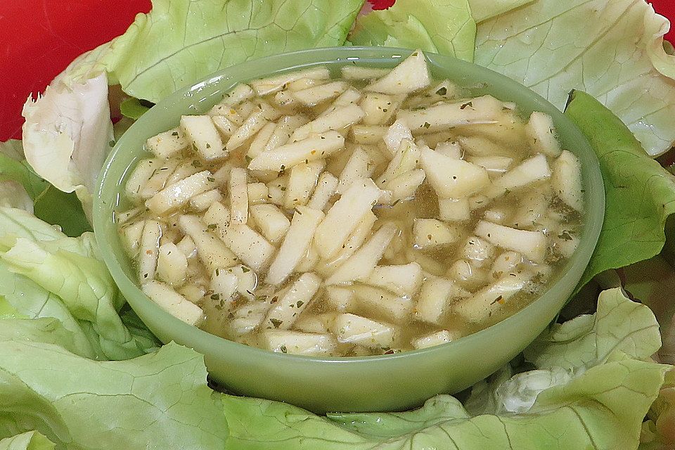 Grüner Salat mit Apfel