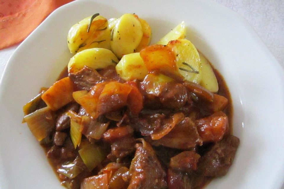 Gemischtes Gulasch mit Wurzelgemüse