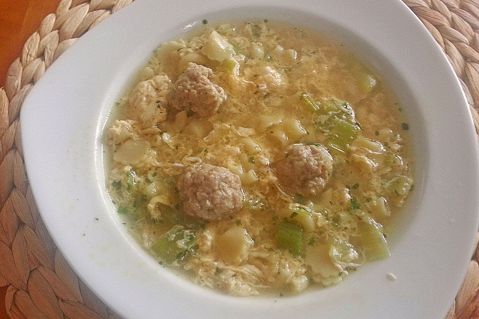 Gestockte Eier-Nudelsuppe mit Fleischklößchen