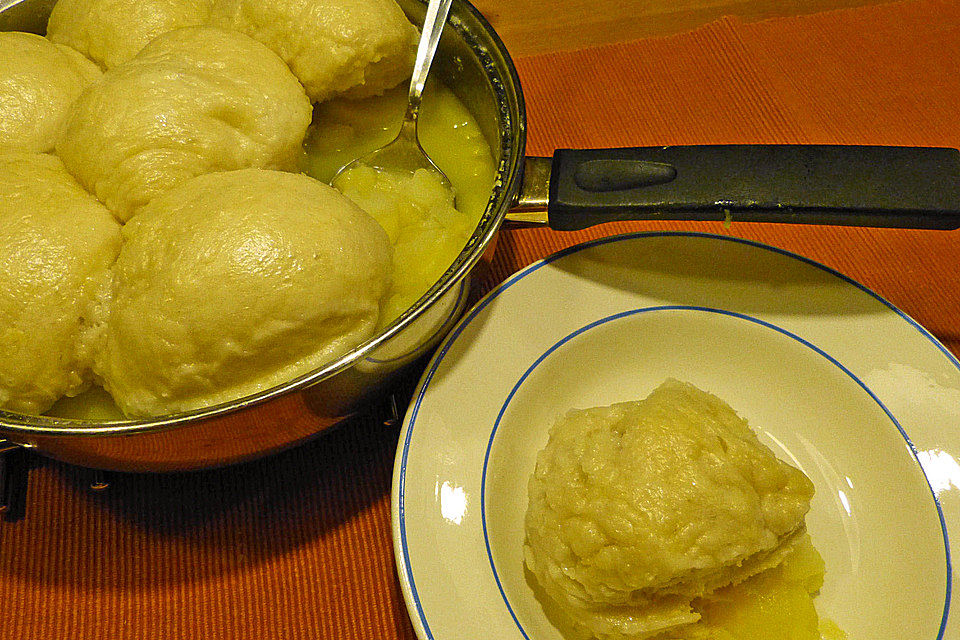 Dampfnudeln auf Kartoffeln mit Schleiferbrühe