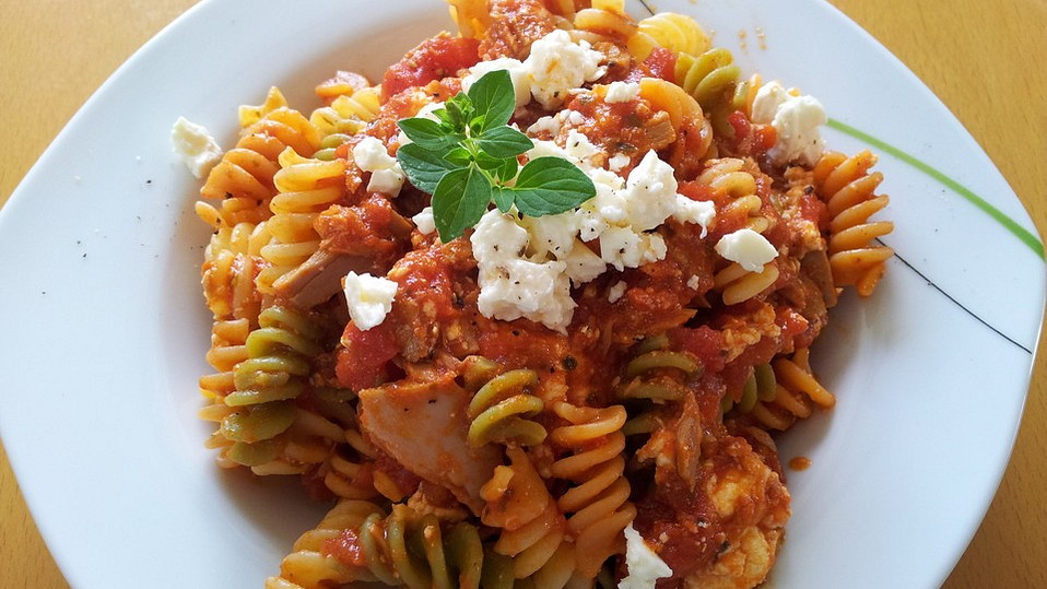 Nudeln mit Tomaten-Feta-Thunfischsoße von liebtkochen994
